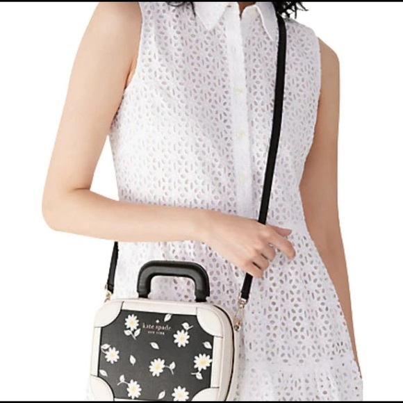 kate spade Handbags - NWT Kate Spade traveler daisy print crossbody